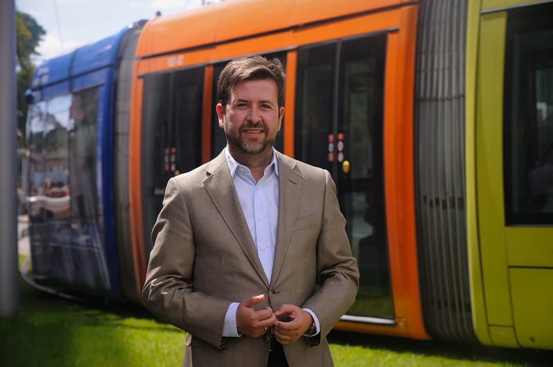 El presidente de Metrotenerife, Carlos Alonso, destaca el octavo aniversario del tranvía. 