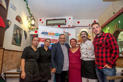 Visita del consejero insular de Economía, Efraín Medina, al establecimiento 'Especialidades Mariluz'