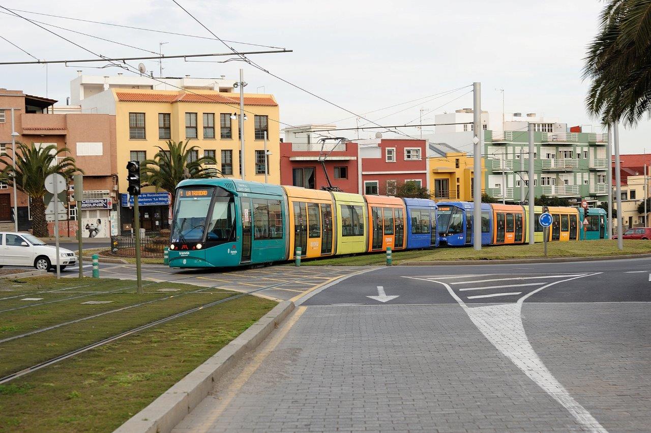 Tranvía doble circulando por Cruz de Piedra. 