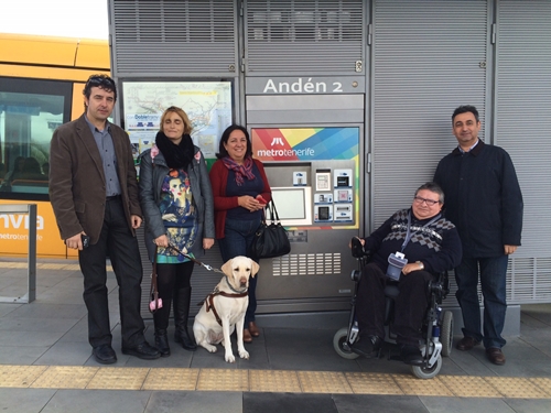 Representantes de Metrotenerife y de los colecitvos de discapacidad en el prototipo de la máquina expendedora de billetaje sin contacto. 