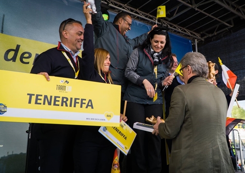 Equipo de Metrotenerife en el podium. 