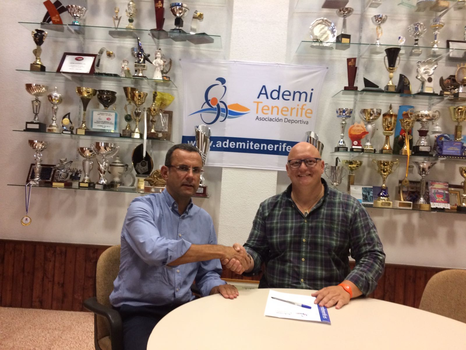 Gerente de Metrotenerife y presidente de Ademi firman el convenio. 