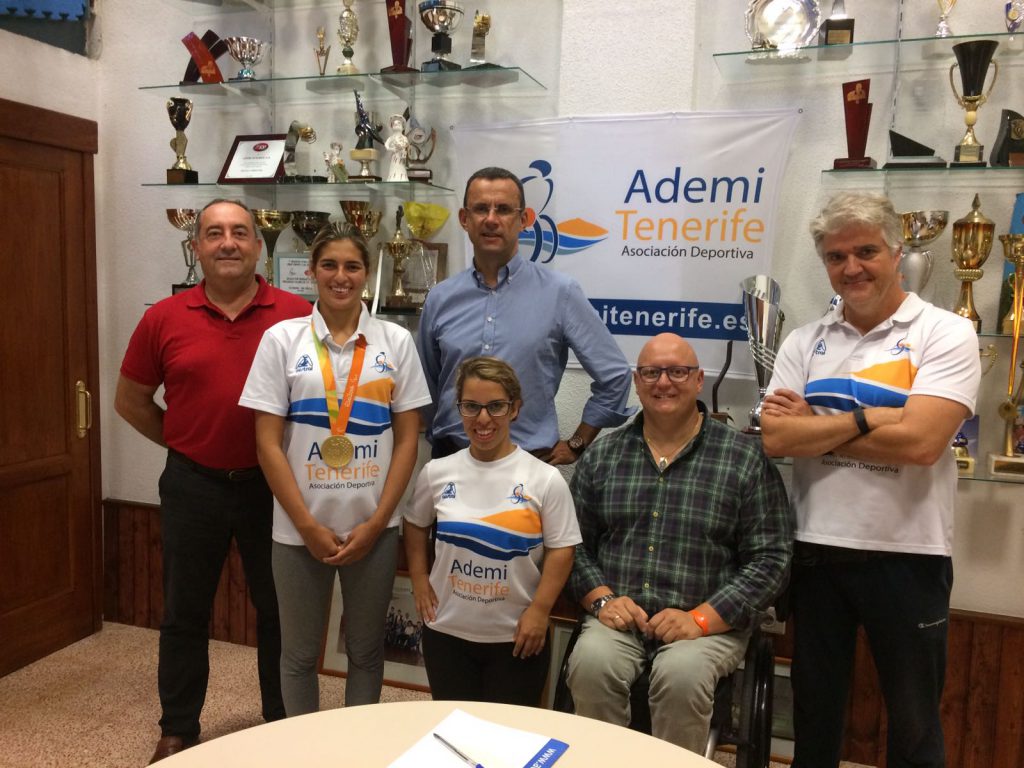 Miembros de Metrotenerife y Ademi junto a deportistas paralímpicos. 