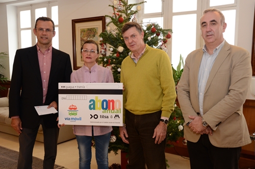 Autoridades del Cabildo de Tenerife, Metrotenerife y Titsa posan junto la usuaria 10 millones de Vía-Móvil. 