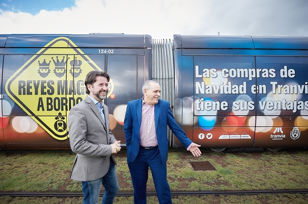 El presidente del Cabildo, Carlos Alonso, y el consejero insular de Comercio, Efraín Medina, presentan la campaña de Navidad en la parada Intercambiador. 