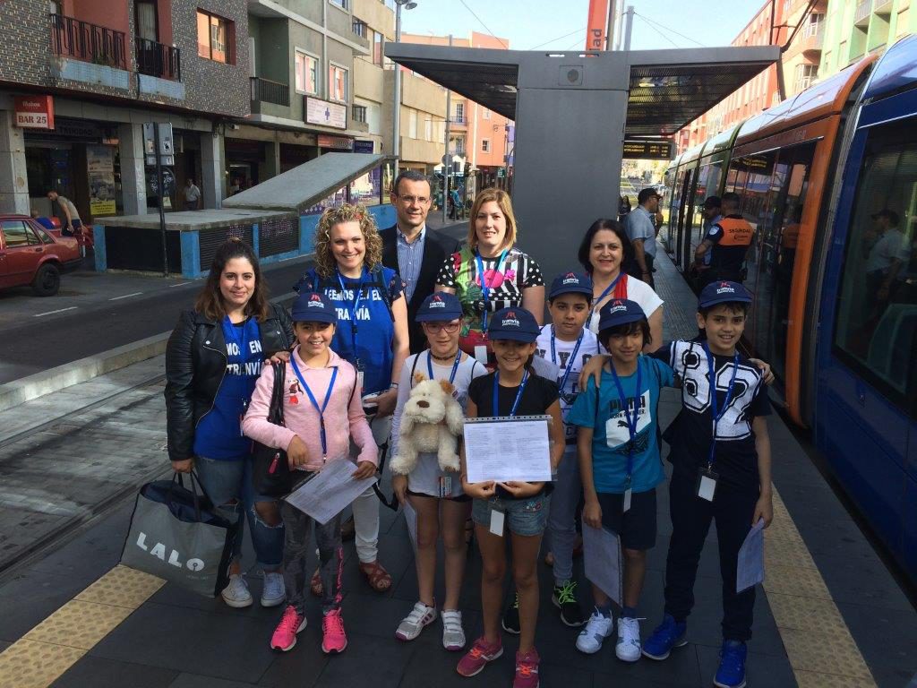 Autoridades y alumnos en la parada La Trinidad.