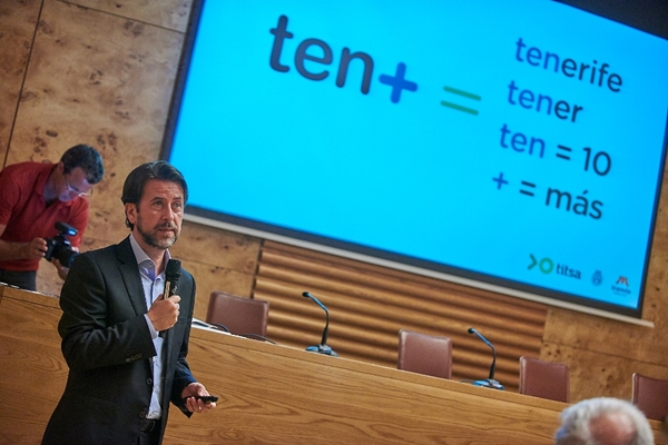 Carlos Alonso se dirige a los asistentes en la presentación de la tarjeta de transporte Tenmás.