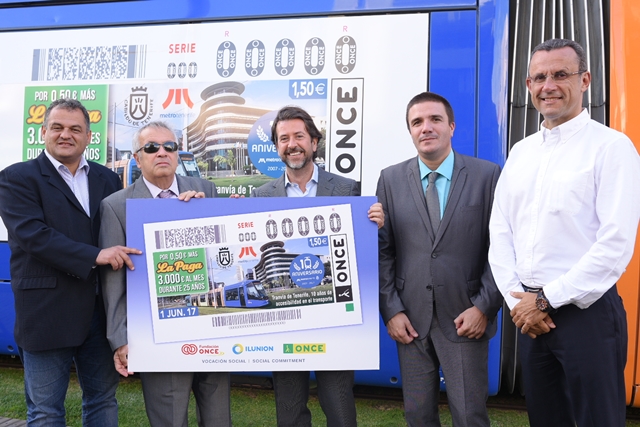 Autoridades posan con una réplica del cupón de la ONCE con la imagen conmemorativa del Tranvía de Tenerife.