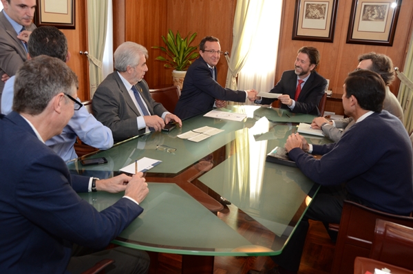 El representante de Tenemetro suscribe la venta de acciones con el presidente de Metrotenerife.