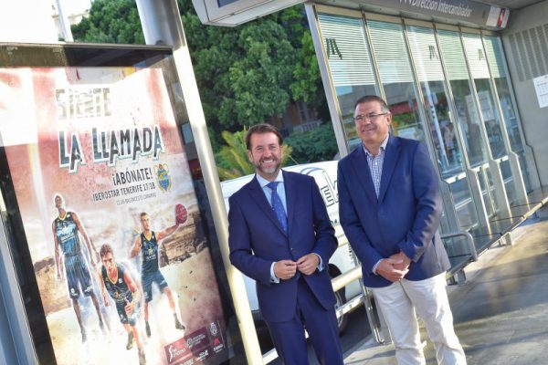 Los presidentes del Cabildo Insular de Tenerife y del CB Canarias, Carlos Alonso y Félix Hernández, delante de uno de los muppies de la campaña.