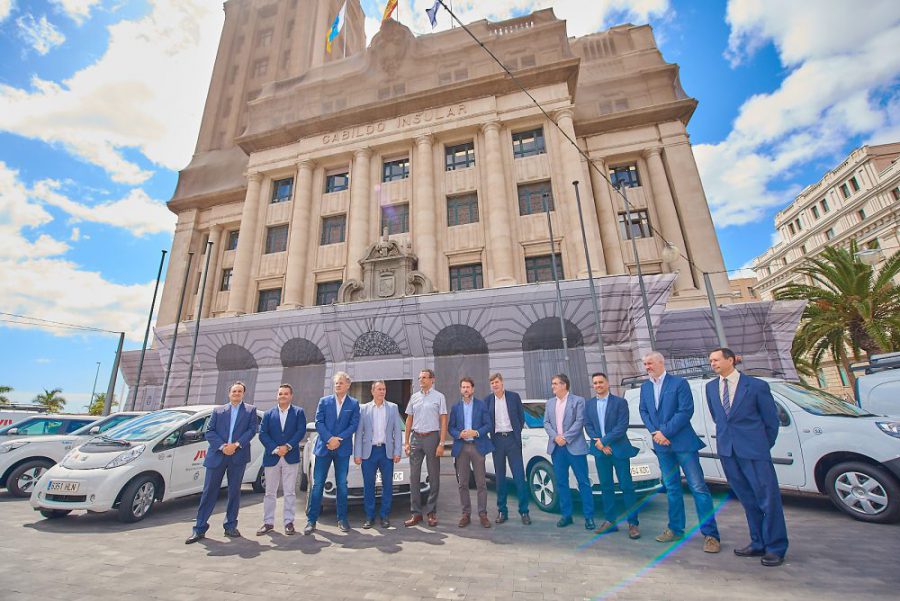 Autoridades posan delante de los vehículos eléctricos en la plaza del Cabildo de Tenerife.