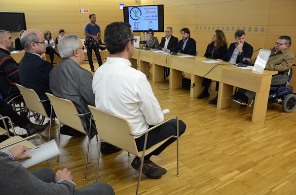 Perspectiva lateral de asistentes y autoridades en la rueda de prensa celebrada en la Sala de Plenos del Cabildo de Tenerife.