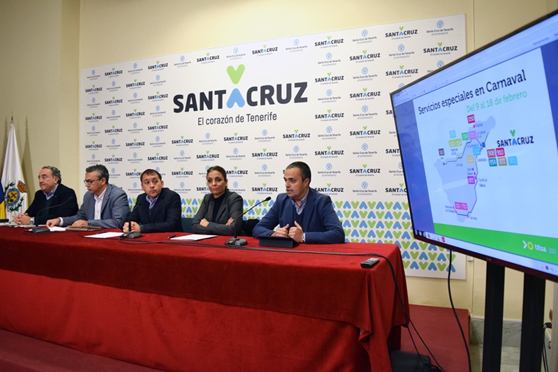 Autoridades del Ayuntamiento de Santa Cruz, Metrotenerife y Titsa en la rueda de prensa.